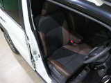 程よい硬さとホールド性が高いシートで長時間運転も快適です。