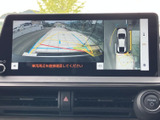 後方確認をサポートするモニター画面。駐車時の安全性を高めます。ガイドライン表示で、正確な駐車操作をアシストします。
