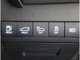オートマチックハイビームとは、先行車や対向車のライトを認識し、ハイビームとロービームを自動で切り替える機能です。夜道の視界を確保します。詳細は販売店スタッフまでおたずねください。