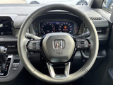 握りやすいステアリングは、運転操作をスムーズにします。操作性にも配慮されたデザインで、快適なドライビングをサポート。