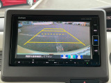 後退時に車両の後ろ側をモニター画面に表示します。車庫入れが苦手な人もこれで安心♪