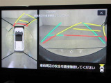 パノラミックビューモニター付きです。車両を上から見たような映像をディスプレイオーディオ画面に表示。運転席からの目視だけでは見にくい、車両周辺の状況をリアルタイムでしっかり確認できます。