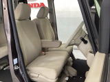 座面も厚みがあり背もたれも高く、広い足元にゆったり座れるシートです。運転席と助手席の間が空いている為、助手席側への移動がスムーズです。交通量の多い道でも助手席側から乗り降りができます。