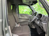 運転席からの視界は広く、運転操作もスムーズに行えます。シートの形状も工夫されており、長時間のドライブでも疲れにくいでしょう。