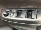 電動格納式ドアミラー付き。 狭い駐車場へ停めた時に、ボタン1つで左右のミラーをたたむ事ができます。