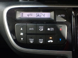 運転席からも手が届きやすく、操作しやすい空調コントロールパネル。オートエアコンなので操作の煩わしさが無くオールシーズン快適にドライブできます。快適空間で運転に集中できますね。