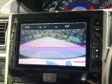 【バックカメラ】駐車時に後方がリアルタイム映像で確認できます。大型商業施設や立体駐車場での駐車時や、夜間のバック時に大活躍!運転スキルに関わらず、今や必須となった装備のひとつです!
