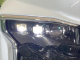 【LEDヘッドライト】悪天候や夜間走行時も良好な視界を確保し安心して運転できる高輝度LEDヘッドライトを装備!点灯速度が早く、消費電力も抑えられています。
