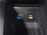 充電用USB端子付き。スマートフォンなどの充電に便利です。  通信用USBソケット。