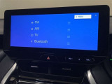 フルセグTV、AM/FMチューナー、Bluetooth、USB入力(動画・音楽再生/給電)等が使用可能です。詳しくは展示店舗までお尋ねください。※CD・DVDデッキは搭載されていません。