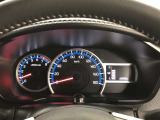 昼間でも見やすいオプティトロンメーターです。運転席前に配置し、フードを低く抑えることで運転中の視界の邪魔にならないので、視界も良好です!