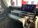 助手席周辺はこのようになっております。運転手だけでなく助手席に一緒に乗られる方も広々と快適にお乗り頂けるような設計です!各種装備を次の写真からご案内いたしますのでご覧ください。