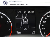 【駐車支援システム(パークアシスト)】縦列駐車車庫入れの後退駐車時に、駐車可能スペースの検出とステアリング操作を自動で行い、駐車をサポートするシステムです。