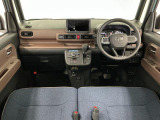 【インパネ】運転のしやすさを最優先に設計された見晴らしの良いフロントビュー。車両間隔が掴みやすく狭い道でも安心♪「安全」と「品質」を最優先に、安心してお乗りいただけるクルマを提供いたします。