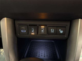ドライビング時、お好みで様々な調整ができます!冬の寒い朝も安心!運転席助手席シートヒータ、ステアリングヒーターも装備!