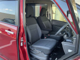 運転席と助手席はアームレストがついていますのでゆったりお座りになられます。