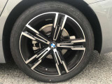 【BMWアロイホイル】軽量かつ強度に拘ったアロイホイル。走行性能ポテンシャルを引き出す設計。車の足元を引き締めてくれる大きなポイントはアロイホイルです。