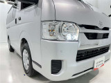 明るいライトが夜道を明るく照らしてくれます。 運転する上で、道路状況をいかに早く認識できるか重要なポイントです。 白色光が暗い道も明るく照らしてくれますよ。
