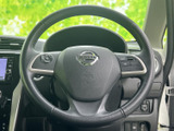 握りやすいステアリングは、運転中の操作性を高めます。オーディオやハンズフリー通話のスイッチも付いていて、運転に集中できます。
