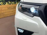 【LEDヘッドライト】悪天候や夜間走行時も良好な視界を確保し安心して運転できる高輝度LEDヘッドライトを装備!点灯速度が早く、消費電力も抑えられています。