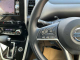 ステアリングには、走行中でもオーディオ操作ができるステアリングスイッチ付き。