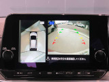前後左右4つのカメラで、上から見たような映像をお届け、駐車時も安心、アラウンドビューモニター付(肉眼では確認し辛い左前の映像に切り替えることも可能です)。