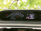 視認性の高いメーター類で、運転に必要な情報を的確に把握できます。燃費や走行距離など、様々なデータを確認できます。