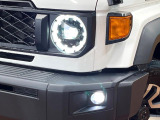 【LEDヘッドライト】悪天候や夜間走行時も良好な視界を確保し安心して運転できる高輝度LEDヘッドライトを装備!点灯速度が早く、消費電力も抑えられています。