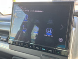 見やすい大型ディスプレイで、快適なドライブをサポート。スマートフォン連携機能も搭載し、便利に活用できます。情報満載で、どこへ行くのも楽しみになりますね。