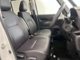 ゆったりと座れる運転席シートですのでストレスなく運転が出来ますよ!