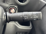 操作しやすい位置に配置されたウインカーレバーで、安全な車線変更をサポート。直感的に操作できるので、運転に集中できます。