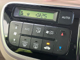 【オートエアコン】一度お好みの温度に設定すれば、車内の温度を検知し風量や温度を自動で調整。暑い&hellip;寒い&hellip;と何度もスイッチ操作をする必要はありません。快適な車内空間には必須の機能ですね♪