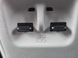運転席・助手席の窓をそれぞれ手元で操作できるパワーウィンドウスイッチです。