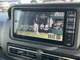 停車中に、地上デジタル放送のテレビ番組を楽しめます。長距離移動の休憩時間に、リラックスできる空間を提供します。快適な時間を過ごせます。