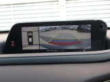 車体がシースルー(透過)して周囲の見通しを高めた設計の『360&deg;シースルービューモニター』を搭載。大きな車体でも、上空から見下ろす正確な視点で、狭い道や駐車をサポートします。