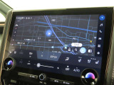 メーカー装着の14インチディスプレイオーディオを装備しております。
