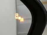 隣車線を走る車両をレーダーで検知し、ドアミラーでは確認しにくい後側方エリアに存在する車両に加え、急接近してくる車両も検知します。車両を検知するとドアミラーに搭載されたLEDインジケーターが点灯します。