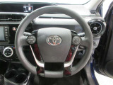 ステアリングから手を離さず、運転に集中したままオーディオ等の操作ができます。