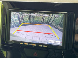 【バックカメラ】駐車時に後方がリアルタイム映像で確認できます。大型商業施設や立体駐車場での駐車時や、夜間のバック時に大活躍!運転スキルに関わらず、今や必須となった装備のひとつです!