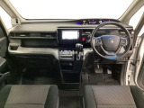 車内は光触媒抗菌消臭施工済です。インパネ周りはスタイリッシュなデザインで機能や装備も充実しています。グローブボックスやカップホルダーのほかにトレーなどたくさんの収納スペースが付いています。