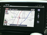見やすい地図表示で、目的地までスムーズに案内します。渋滞情報もリアルタイムで確認できるので、時間を有効活用できます。