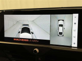 【パノラミックビューモニター】車を真上から見た状態をナビに映し出し、駐車時などをサポート☆クルマの斜め後ろなど、目が届きにくい箇所も確認できるため、いち早く障害物に気が付くことができます!