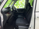 運転席からの視界が広く、運転しやすい環境です。操作系の配置も直感的で、スムーズな操作が可能です。安全運転をサポートします。