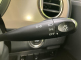 操作しやすいウインカーレバーで、安全な車線変更をサポートします。確実な操作感で、周囲への意思表示をスムーズに行えます。