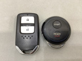 スマートキーを装備しています。鍵を差し込むことなくドアロックの開け閉めと、スタートボタン操作でのエンジンスタートができます。加えて、純正リモコンエンジンスターター用の操作キーもついています。