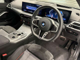 BMWの運転席はドライバーオリエンテッドという構造を採用。ドライバー目線の操作がしやすい設計になっており、ドライブ中にも目線の移動が少なく運転中にも簡単に操作ができます。