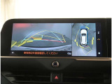 【パノラマモニター】に搭載した4つのカメラにより、車を真上から見ているような映像を表示。運転席から確認しにくい車両周囲の状況を把握できます。