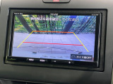 【バックカメラ】駐車時に後方がリアルタイム映像で確認できます。大型商業施設や立体駐車場での駐車時や、夜間のバック時に大活躍!運転スキルに関わらず、今や必須となった装備のひとつです!