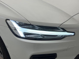 【LEDヘッドライト】明るく眩しいハイビームを先行車や対向車に照射しないオートハイビームを備えたLEDヘッドライト。北欧神話に登場するトールハンマーをモチーフにした、一目でボルボとわかるデザイン。