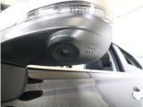 助手席側で見えにくい左前方の映像を、車内のマルチファンクションディスプレイに映し出します。前方への駐車や左寄せ、狭い道でのすれ違いなど、さまざまなシーンで安心して運転できる便利な機能です。